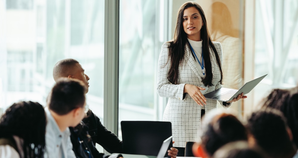 A confident customer service manager shows the way to lead effectively in the contact center and thus create success